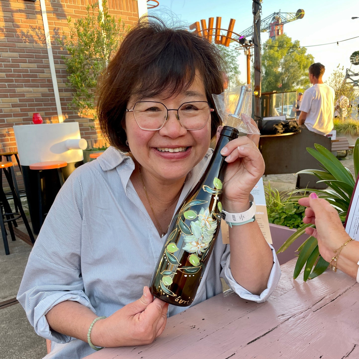 Glass paint: decorate your own olive oil bottle