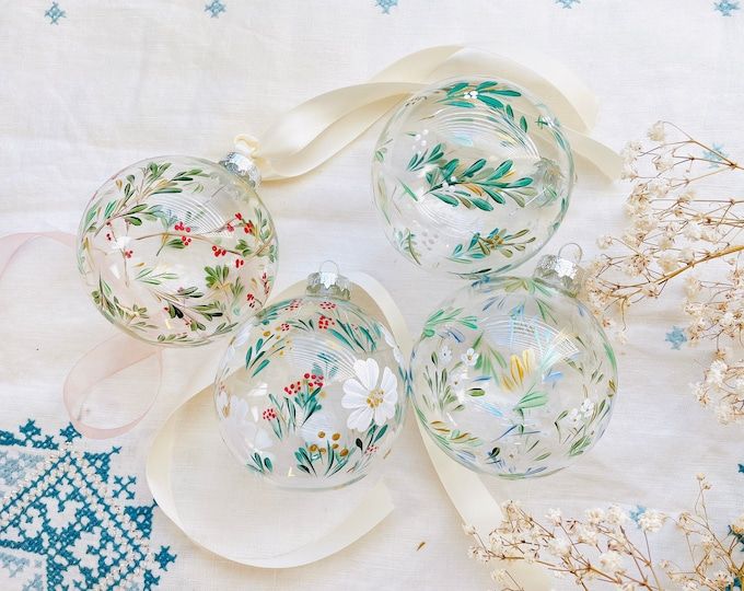 Glass paint: Decorate festive Baubles!